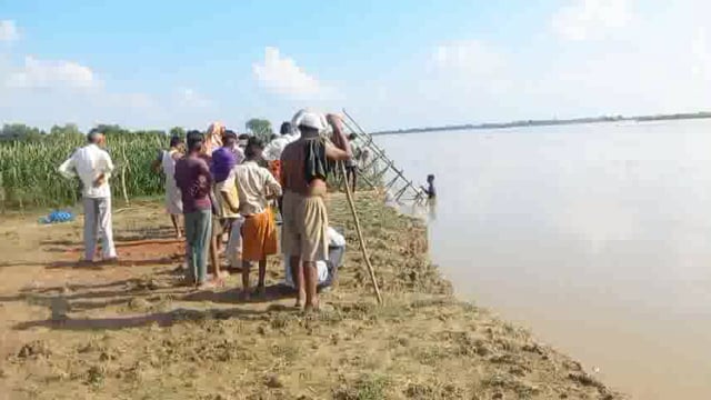 शाहजहांपुर:रामगंगा नदी ने ढाया कहर2दर्जन से अधिक किसानों की फैसले नष्ट,नदी घटने के बाद से फसलों व जमीन का काटन सुरू 