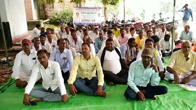 सिरदला प्रखंड कार्यालय परिसर में वार्ड सदस्यों ने किया धरना प्रदर्शन वीडियो को सौपा ज्ञापन