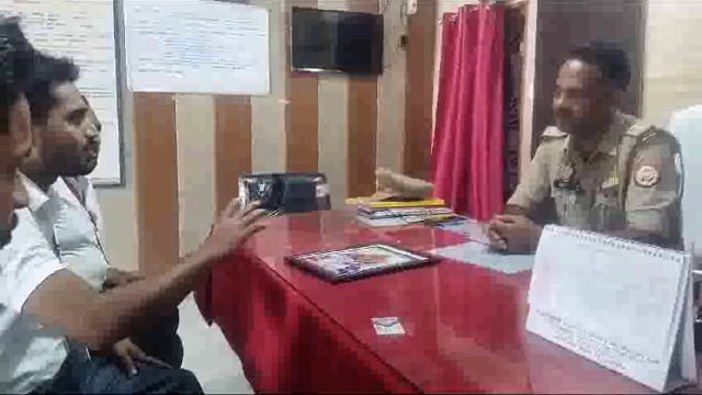 नव नियुक्त  थाना अध्यक्ष  हम वीर सिंह को   बुके देकर  मानव अधिकार सहायता संघ के अंतर्राष्ट्रीय जिला बिजनौर की टीम ने सम्