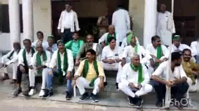 किसान दिवस के मौके पर वेटरनरी कॉलेज और जिलाधिकारी कार्यालय पर किसानों ने किया धरना प्रदर्शन