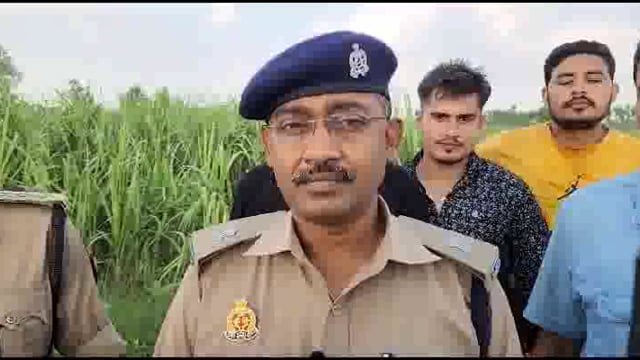 जनपद संभल में पुलिस और बदमाशों के बीच हुई मुठभेड़ के संबंध में  जानकारी देते अपर पुलिस अधीक्षक श्रीश्चन्द्र 