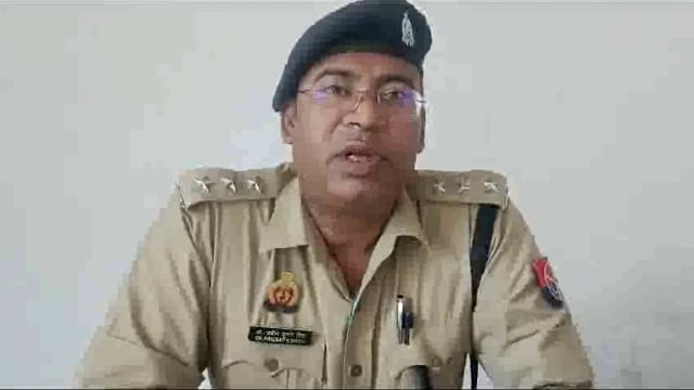 जनपद संभल के बनियाठेर थाना पुलिस ने दो अपराधियों को गिरफ्तार कर चोरी का सामान किया बरामद जानकारी देते CO- प्रदीप कुमार