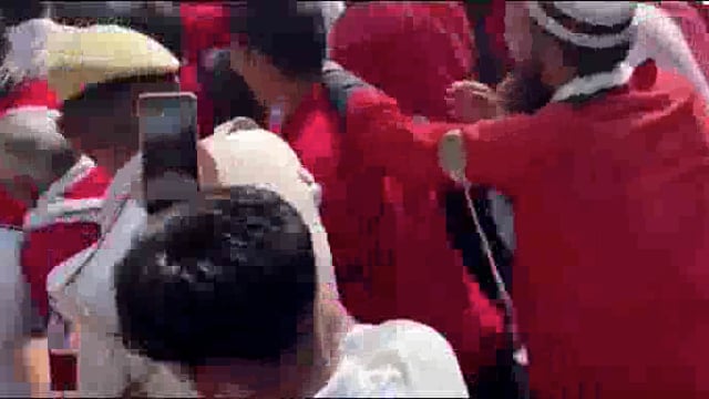 कांग्रेस अध्यक्ष राहुल गांधी आनंद विहार रेलवे स्टेशन पर कुली से मिलने पहुंचे स्टेशन पर उनसे मिलकर समस्या सुनी