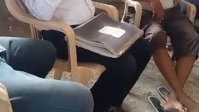 कानपुर में लेखपाल का घूस लेते वीडियो हुआ वायरल जमीन की नाप करने के नाम पर किसानों से पैसे वसूलने का आरोप