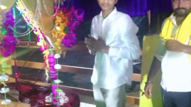 नगवा के गणेश पूजा महोत्सव में पहुंचे प्रधान पुत्र आर्यन सिंह ने की आरती, लिया आशीर्वाद, लोगों मे कराया प्रसाद का वितरण 