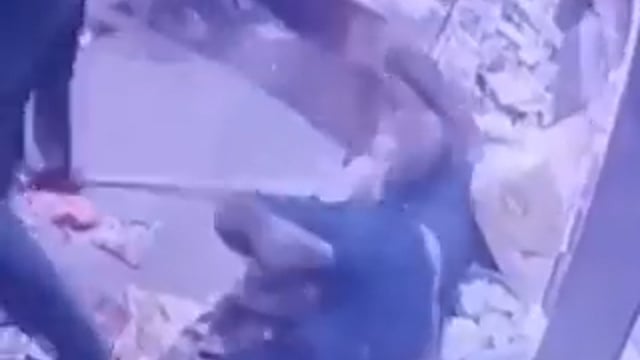 आगरा में दबंग ने युवक को जमकर पीटा रंगबाजी में युवक को दुकान में घुसकर पीटा एक युवक ने घर में घुसकर बचाई अपनी जान बीच बच