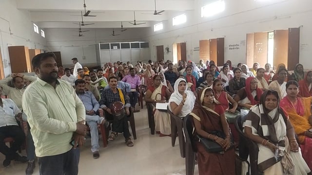 बिहार ब्लॉक सभागार में संपन्न हुई आयुष्मान कार्ड की बैठक सीएचसीअधीक्षक खंड विकास अधिकारी कोटेदार सप्लाई इंस्पेक्टर आदि,