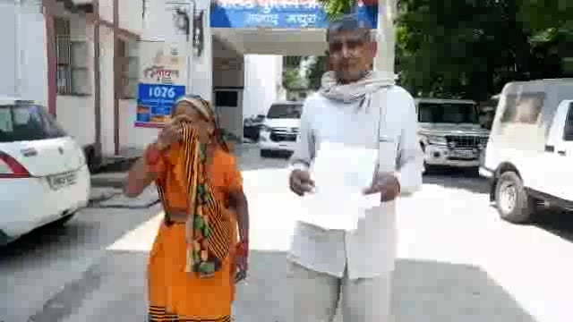 बेटे के उत्पीड़न से तंग वृद्ध दम्पत्ति के नही रुक रहे आशु
