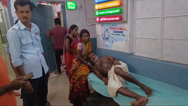 दो लड़ रहे गायों के बीच में, बीच बचाव करने आया पशुपालक पशु ने मार कर बुरी तरह किया जख्मी रेफरल अस्पताल में किया गया इलाज