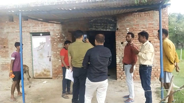 बिहार ब्लॉक के देवरीहरदो पट्टी में ग्रामीणों ने कोटेदार पर लगाया घटतौली का आरोप जांच करने पहुंचे पूर्ति निरीक्षक कुंडा,