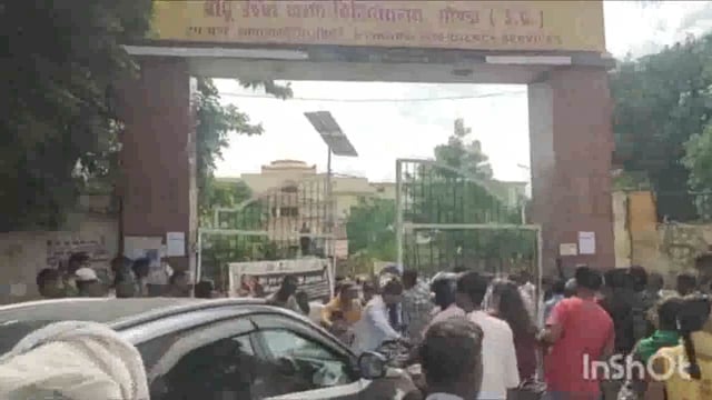 जिला अस्पताल गोंडा में डॉक्टरों व भाजपा नेता के बीच हुए विवाद के बाद हड़ताल की वजह से व्यवस्था चरमराई