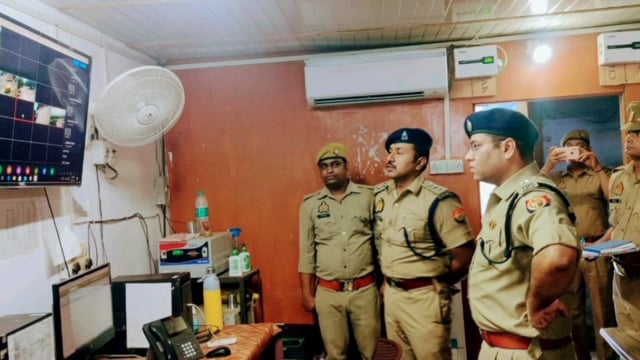 जनपद संभल बहजोई पुलिस लाइन स्थित परेड ग्राउंड में पुलिस अधीक्षक ने परेड की सलामी लेकर  किया निरीक्षण |