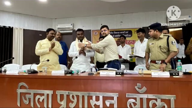 प्रभारी मंत्री ने की जिले में चल रहे विकास कार्यों की समीक्षा बैठक