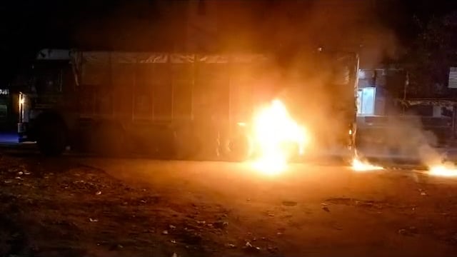 चलती चीनी की भरे ट्रक में लगी आग आगरा की तरफ से अलीगढ़ की तरफ जा रहा था ट्रक अचानक पिछले हिस्से में लग गई आग