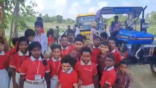 स्कूल के बस फंसने से बच्चो को स्कूल पहुँचने में हुयी देरी,गंगा एक्स्प्रेस-वे ठेकेदार की लापरवाही,सर्विस मार्ग बनाने में लापरवाही