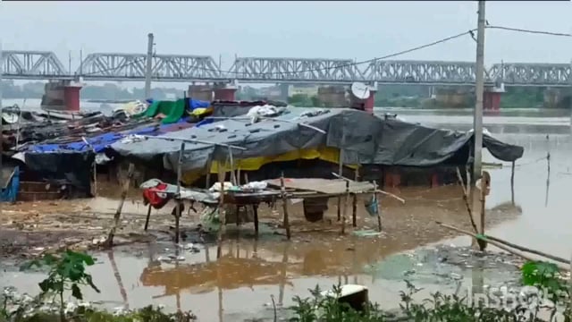 लखीसराय क्यूल नदी के किनारे रह दर्जनों महादलित लोगों के घरों में घुसा वर्षा क पानी समस्या के निदान को लेकर किया सड़क जाम