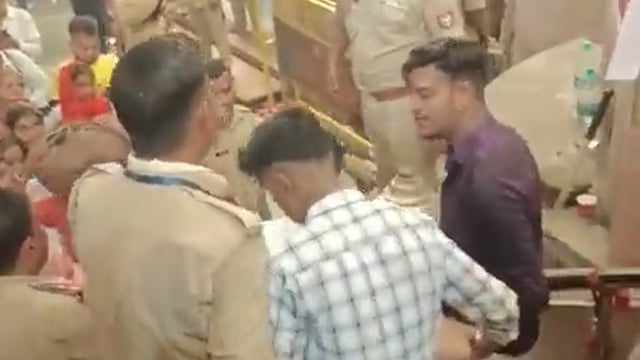 मथुरा ब्रेकिंग न्यूज़ बरसाने में दो श्रद्धालुओं की मौत संधीगत परिस्थितियों में हुई  दोनों श्रद्धालुओं की मौत भीड़ 