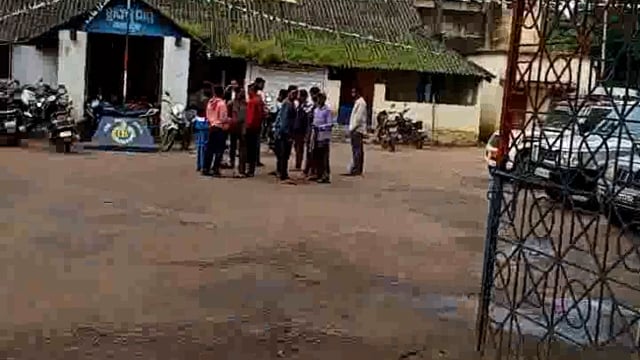 କୋରାପୁଟ ରେ ନାବାଳିକା କୁ ଅପହରଣ ଅଭିଯୋଗ  ଜଣାଇବାକୁ ଲୋକଙ୍କ ଥାନାର ଦ୍ୱାରସ୍ଥ l