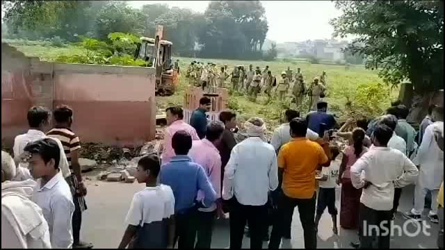 थाना न्यू आगरा दयालबाग क्षेत्र सत्संगियों द्वारा अवैध कब्जे को लेकर चलाया गया बाबा का बुलडोजर पुलिस प्रशासन रहा मौजूद