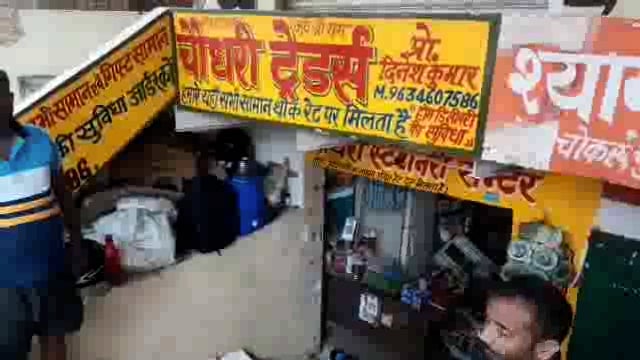 परचूनी की दुकान का शटर काटकर लाखों की चोरी
