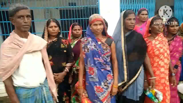 जन वितरण प्रणाली दुकानदार के मनमानी के विरोध में चैली गांव के ग्रामीण महिलाओं का हंगामा