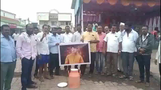 खरसुंडी मध्ये गोपीचंद पडळकर यांच्या प्रतिमेला दुग्धाभिषेक