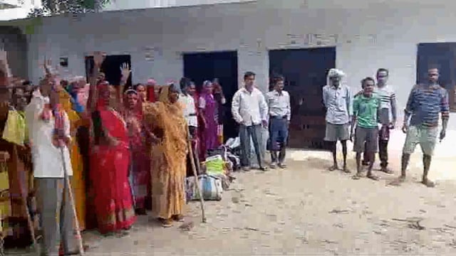 फिंगर लगवाकर राशन नही देने एवं घटतौली का कार्डधारकों ने कोटेदार पर लगाया आरोप
३₹ प्रति राशनकार्ड की वसूली -सूत्र
कोहण्डौर नगर धरौली मधुपुर