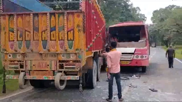 रणबीर बस और ट्रक आपस में भिड़े यातायात विभाग द्वारा दूसरे बस में शिफ्ट कर सवारियों को भेजा  हालांकि किसी को नहीं आई चोट