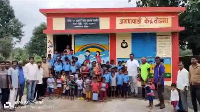 उपसरपंच प्रशांत आत्राम यांच्याहस्ते शैक्षणिक सामुग्रीचे वितरण; विद्यार्थ्यांच्या चेहऱ्यावर फुलले स्मित हास्य..!