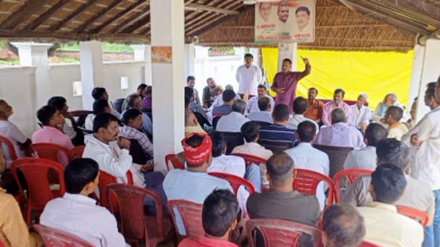 नगवा में प्रधान के यहां मन की बात कार्यक्रम में प्रधानमंत्री की बात सुनने को सैकड़ों की संख्या में ग्रामीण रहे मौजूद 