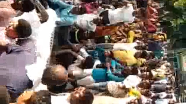 शव रोड पर रखकर किया चक्का जाम, दो युवक की मौत जेसीबी से हुयी, भारी पुलिस बल तैनात