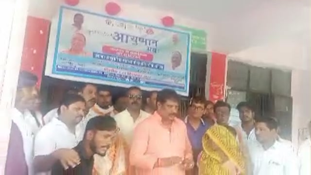 आयुष्मान मेले का मेहनौन विधायक ने फीता काटकर किया उद्घाटन लाभार्थियों को बांटे आयुष्मान कार्ड मरीजों का जाना हाल