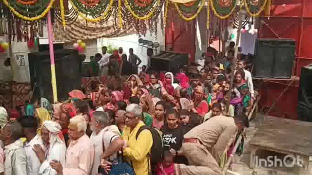 राधा अष्टमी के बाद जन्माष्टमी में बधाई संदेश हुए प्रारंभ वहां पर बधाई गीत गाकर राधा रानी को दी गई बधाइयां