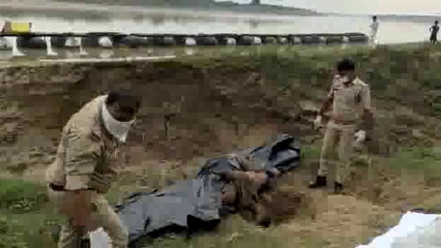 आगरा प्लांट में चंबल नदी के किनारे युवक का नल कंकाल मिलने से मजा हड़कंप थाना पिनाहट क्षेत्र की चंबल नदी का है पूरा मामला