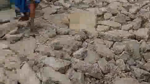 मानक विहीन बनाई गई कंक्रीट मार्ग को लखनऊ से आयी जाँच टीम ने जेसीबी से ऊखड़वा दिया
आठ सौ मीटर बनाई गयी जिला पंचायत से सीसी मार्ग