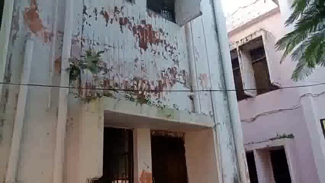 सीएचसी संडवा चंद्रिका के एमओआईसी सप्ताह के चाँद, अस्पताल में अव्यवस्था
बाहर गन्दगी की भरमार,जंगल का राज,रँगाई पुताई बदरंग, अस्पताल बिमार