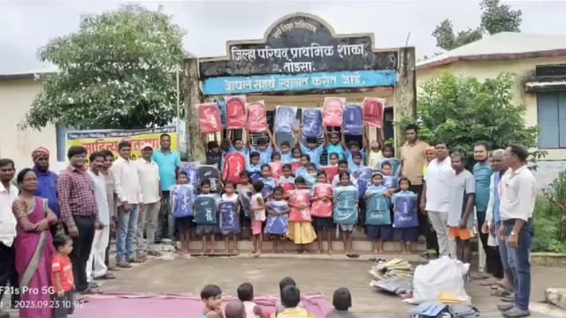 उपसरपंच प्रशांत आत्राम यांच्याहस्ते शैक्षणिक सामुग्रीचे वितरण; विद्यार्थ्यांच्या चेहऱ्यावर फुलले स्मित हास्य..!