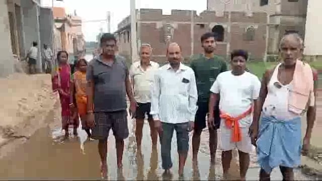 खेमीचक गांव में जल जमाव से नारकीय जीवन जीने को मजबूर है ग्रामीण ग्रामीणों ने जनप्रतिनिधियों के खिलाफ किया प्रदर्शन 