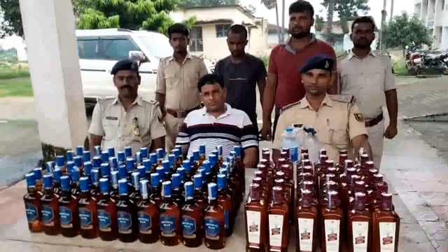 बाजार गांव से धोरैया पुलिस ने 106 बोतल विदेशी शराब के साथ दो कारोबारी को किया गिरफ्तार, ऑटो जब्त