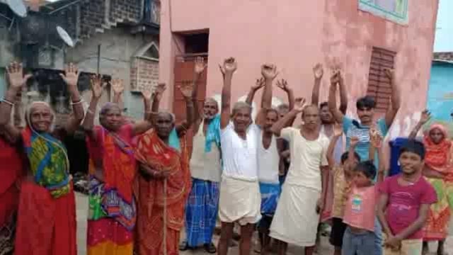 अमरपुर नगर पंचायत के वार्ड नंबर 2 में एक पखवाड़े से नहीं मिल रहा है पानी आक्रोशित शहर वासियों ने किया प्रदर्शन