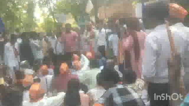 मथुरा पिछड़ा वर्ग के लोग पहुंचे जिला अधिकारी कार्यालय