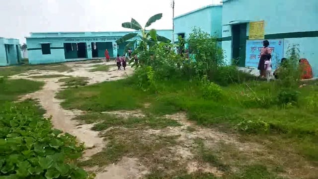 मैडम जी कमरे मे, बच्चे बाहर मचा रहे उछल कूद, झूल रहे रेलिंग पकड़कर, खेल रहे गिट्टी
ब्लाक रामपुर संग्रामगढ़ प्राथमिक विद्यालय बीजूमऊ