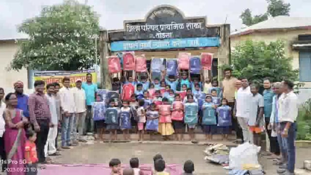 उपसरपंच प्रशांत आत्राम यांच्याहस्ते शैक्षणिक सामुग्रीचे वितरण; विद्यार्थ्यांच्या चेहऱ्यावर फुलले स्मित हास्य..!