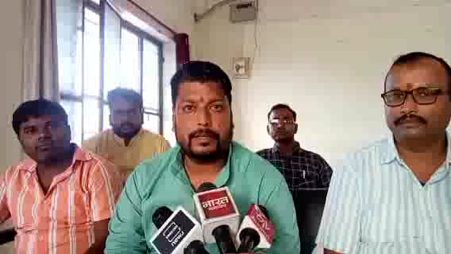 बलिया-चितबड़ागांव में सभासदों ने लाखों रुपये की  गबन का आरोप लगाते हुवे जिलाधिकारी से की शिकायत