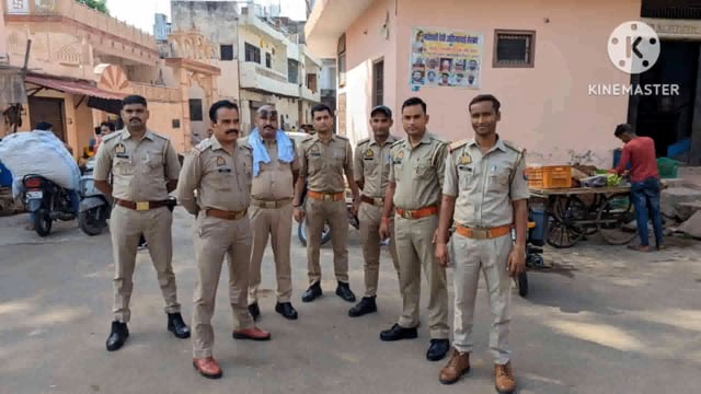 12 वफात की सुरक्षा के दृष्टिगत थाना हरी पर्वत इंस्पेक्टर अरविंद कुमार के नेटवर्क में पुलिस फोर्स तैनात इस सभी थानों में 