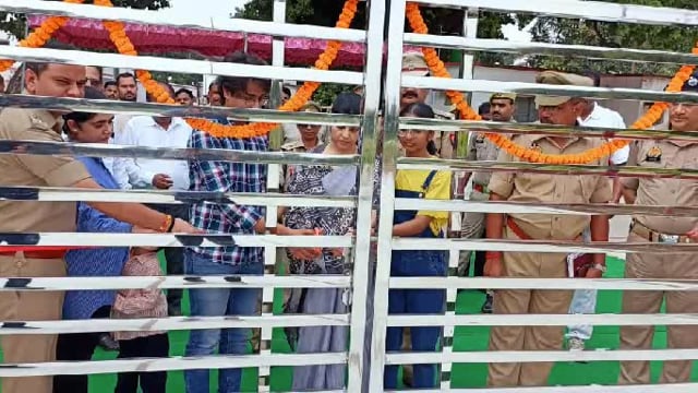शहीद इंस्पेक्टर अजय कुमार सिंह की स्मृति में परेड ग्राउंड नवीनीकृत द्वार कर्तव्य पथ का उद्घाटन
एसपी ने परिजनों को किया सम्मानित
