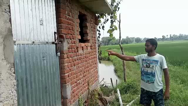 अज्ञात चोरों ने चंसार पोखर स्थित दो मशीन घरों से दो मोटर सहित तालाब से करीब डेढ़ क्विंटल मछली की चोरी