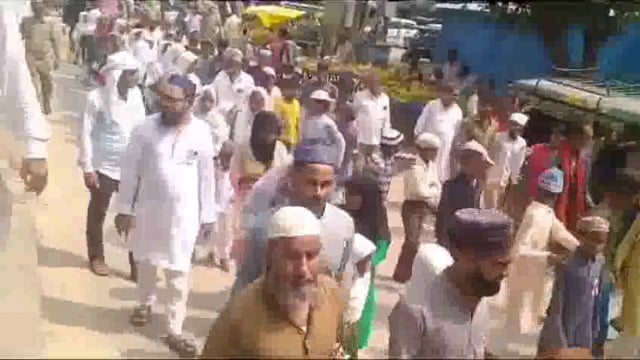 बारावफात त्यौहार पर निकाला गया जुलूस, भारी संख्या में पुलिस के जवान रहे मुस्तैद