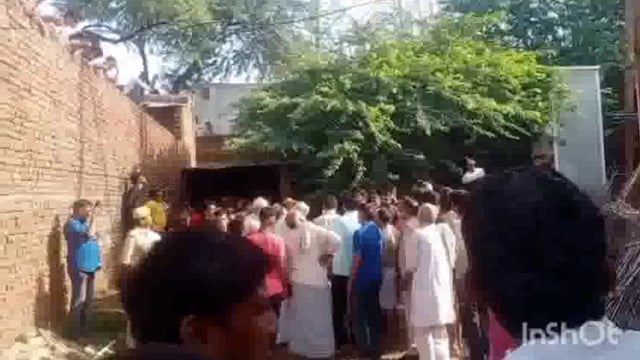 नष्ट हुई फसल व गांव में जल भराव की समस्या का हल ना होने से नाराज दो किशान टावर पर चढ़ गई प्रशासन ने समझा बुझा कर उतारा