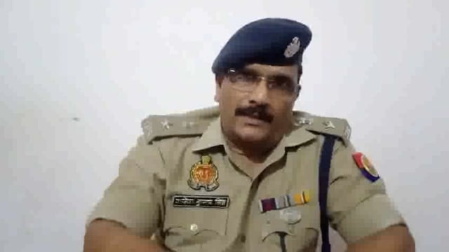 एटा फौजी के परिवार के साथ लूटपाट का प्रयास गाड़ी में बैठकर सवारी के साथ लूटपाट की गई कोशिश साथ बदमाश को लोगों की मदद से 